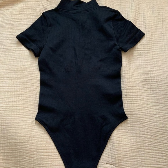 New QQQ Ribbed Black One Piece Short Sleeve Zip Front Bodysuit - Picture 4 of 6